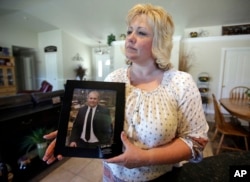 Laurie Holt sostiene una foto de su hijo Joshua, un mormón encarcelado en Venezuela desde hace un año sin que hasta ahora le hayan fijado una audiencia para presentación de cargos.