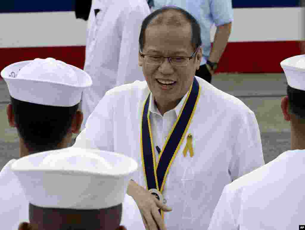 Tổng thống Philippine Benigno Aquino chào đón thủy thủ đoàn chiến hạm BRP Ramon Alcaraz, 6 tháng 8, 2013.