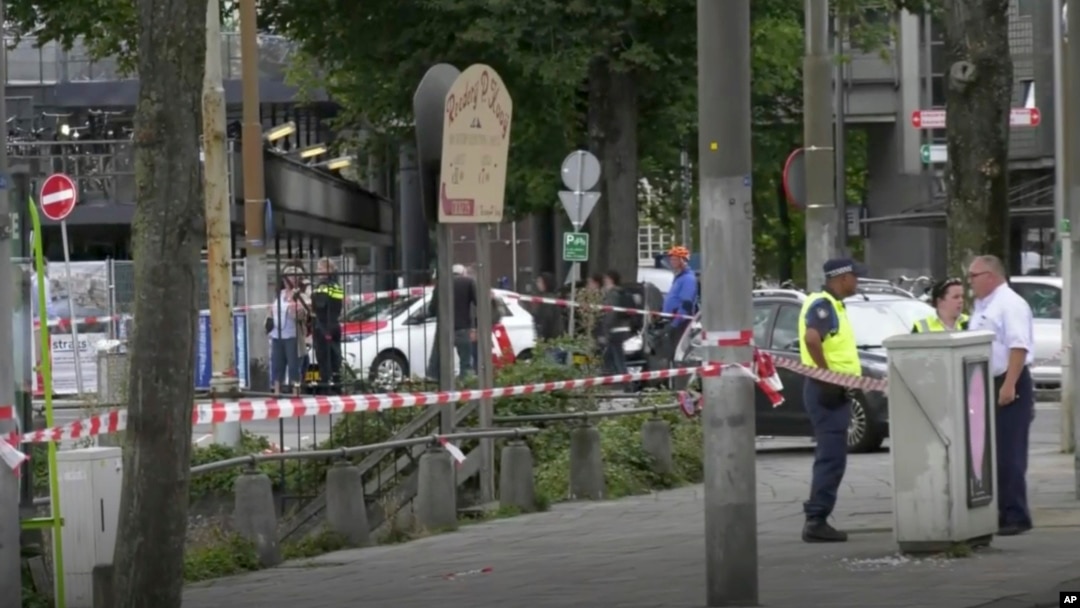Na ovoj fotografiji napravljenoj od video snimka, vidi se holandski policajac u blizini mesta napada nedaleko od centralne dnevne stanice u Amsterdamu, Holandija, 31. avgtusta 2018.