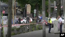 Dalam foto yang diambil dari cuplikan video, petugas Kepolisian Belanda berjaga di sekitar lokasi penikaman dekat stasiun utama di Amsterdam, Netherlands, 31 Agustus 2018.