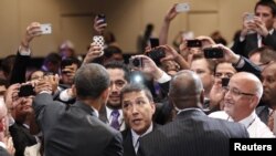 Obama y Romney se reunieron con las agremiaciones de hispanos buscando cautivar su voto.