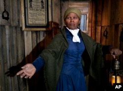 ຮຸ່ນຂີ້ເຜິ້ງຄ້າຍຄື ທ່ານນາງ Harriet Tubman, ຜູ້ມີຊື່ສຽງໂດ່ງດັງ ເປັນນັກປຸກລະດົມ​ໃຫ້​ຍົກ​ເລີກ​ທາດ ແລະ ນັກ​ມະນຸດສະທຳ ອາເມຣິກັນ​ເຊື້ອສາຍ​ອາ​ຟຣິກາ ຜູ້ທີ່ນຳພາຂ້າທາດຫຼາຍຮ້ອຍຄົນໄປສູ່ອິດສະຫຼະພາບ ໄດ້ເປີດໂຕໃຫ້ຊົມຢູ່ທີ່ ຫ້ອງວາງສະແດງ ພະແນກປະທານາທິບໍດີ ໂດຍຫໍວາງສະແດງຮຸ່ນຂີ້ເຜິ້ງ Madame Tussauds ຢູ່ໃນນະຄອນຫຼວງວໍຊິງຕັນ ດີຊີ, ວັນທີ່ 7 ກຸມພາ 2012.