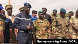 Le ministre de la Sécurité nationale, Salif Traoré, sur les lieux de l'attentat à Gao, au Mali, le 13 novembre 2018. (VOA/Souleymane Ag Anara)