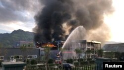 Tim penyelamat berupaya memadamkan kobaran api yang melahap pabrik bahan kimia Yibin Hengda Technology Company, di provinsi Sichuan, China Baratdaya, 12 Juli 2018. (Foto: China Daily via REUTERS).