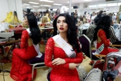 Indah Cheryl dari Indonesia bersiap untuk pertunjukan final kontes kecantikan transpuan, Miss International Queen 2019, di Pattaya, Thailand, 8 Maret 2019. (Foto: Reuters)