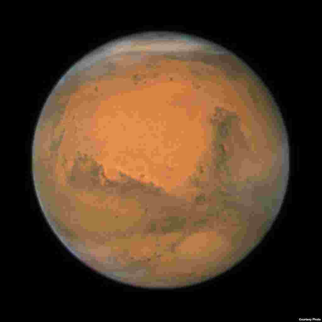 The Hubble Space Telescope took this close-up of Mars when it was just 88 million kilometers away. This image was assembled from a series of exposures taken over 36 hours. (NASA)