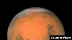 The Hubble Space Telescope took this close-up of Mars when it was just 88 million kilometers away. This image was assembled from a series of exposures taken over 36 hours. A new study posits that heavy rain may have once fallen on the Red Planet. (NASA)