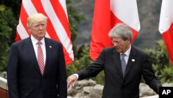 Presiden AS, Donald Trump, kiri, dan PM Italia Paolo Gentiloni berdiri di mimbar selama pengambilan foto bersama di Pertemuan Puncak G7 yang diselenggarakan di Teater Purbakala di Taormina di benteng Taormina, Sisilia, Italia, Jum’at, 26 Mei 2017 (foto: AP Photo/Andrew Medichini)