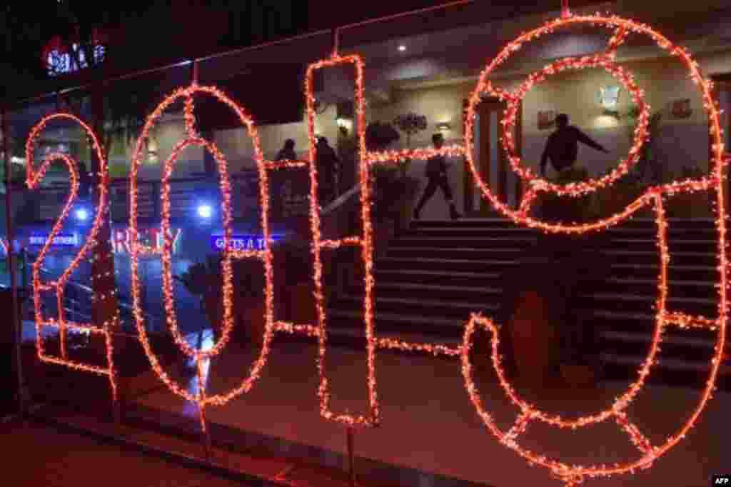 Un letrero iluminado &quot;2019&quot; se ve durante las celebraciones de Año Nuevo en Islamabad. 