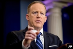 Juru Bicara Gedung Putih Sean Spicer memberikan keterangan kepada media dalam pengarahan harian di H+Gedung Putih, Washington, 10 April 2017.