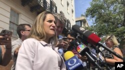 La canciller de Canadá Chrystia Freeland, habla con reporteros frente al edificio del representante comercial de EE.UU. el 7 de septiembre de 2018.