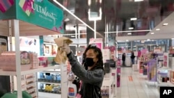 Tamia Prescott trabaja durante una exhibición de cosméticos el jueves 19 de noviembre de 2020 en una tienda de belleza Ulta en Magnificent Mile de Chicago.