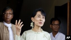 Burmese pro-democracy leader Aung San Suu Kyi talks to reporters in Rangoon (file photo)