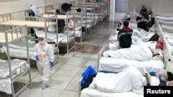 중국 후베이성 우한 국제 컨퍼런스 센터에 설치된 임시 병원에서 보호 장비를 착용한 의료 관계자들이 환자를 진료하고 있다. 