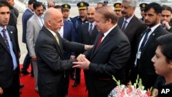 巴基斯坦总理谢里夫(中右)在巴基斯坦拉瓦尔品第迎接阿富汗总统加尼（中左）（2015年12月9日）。