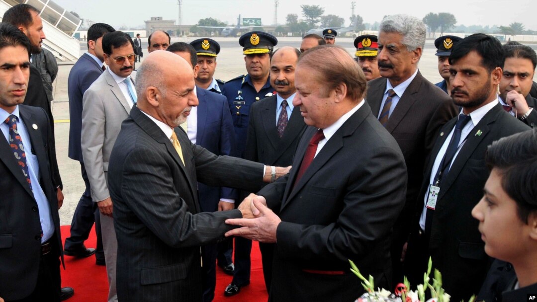 PM Pakistan Nawaz Sharif (tengah, kanan) menyambut kedatangan Presiden Afhanistan Ashram Ghani (tengah, kiri) di pangkalan militer Nur Khan, Rawalpindi, Pakistan, 9 Desember 2015 (Foto: dok). 