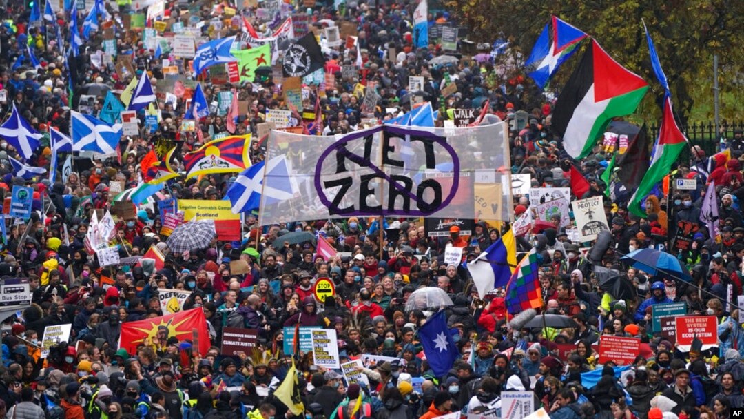 Aktivis iklim menghadiri demonstrasi yang diselenggarakan oleh Koalisi COP26 di Glasgow, Skotlandia, 6 November 2021. (Foto: AP)