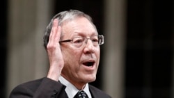 Politisi Kanada Irwin Cotler, saat masih menjadi anggota parlemen, berbicara di gedung parlemen di Ottawa, pada 15 Desember 2011. (Foto: Reuters/Chris Wattie)