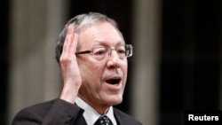 Politisi Kanada Irwin Cotler, saat masih menjadi anggota parlemen, berbicara di gedung parlemen di Ottawa, pada 15 Desember 2011. (Foto: Reuters/Chris Wattie)