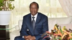 L'ancien président burkinabè Blaise Compaoré, exilé en Côte d'Ivoire depuis le soulèvement populaire ivoirien qui l'a renversé en octobre 2014, rencontre l'ancien président Ivoirien Henri Konan Bédié (non visible), à Abidjan le 10 octobre 2016. Le Congr