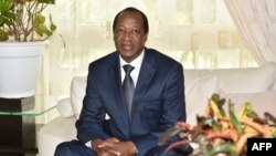 L'ancien président burkinabè Blaise Compaoré, exilé en Côte d'Ivoire depuis le soulèvement populaire ivoirien qui l'a renversé en octobre 2014, rencontre l'ancien président Ivoirien Henri Konan Bédié (non visible), à Abidjan le 10 octobre 2016. Le Congr