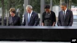 S desna na lijevo: Predsjednik Barack Obama, Prva dama Michelle Obama, bivši predsjednik George W. Bush, bivša prva dama Laura Bush za minute šutnje na komemoraciji u New Yorku (AP Photo/Mary Altaffer)