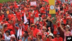 Kelompok pro-pemerintah Thailand yang dikenal dengan sebutan Kelompok Kaos Merah, berunjuk rasa di pnggir kota Bangkok (5/4).