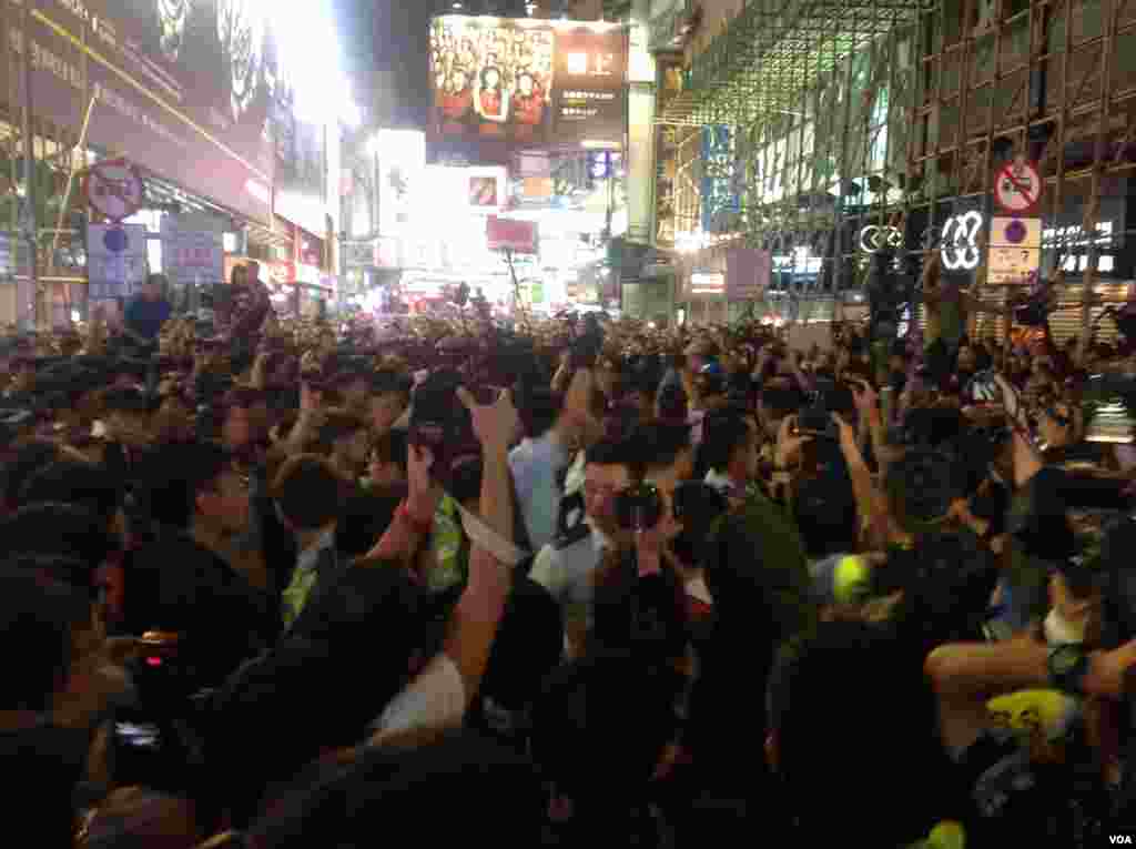 大批市民連續第二晚在旺角與警方「巷戰」 （美國之音海彥拍攝 ）
