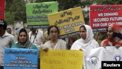 پنجاب کے ضلع قصور میں بچوں کے ساتھ زیادتی اور قتل کے واقعات سامنے آتے رہتے ہیں۔ (فائل فوٹو)