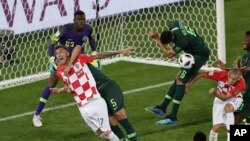 Le Croate Mario Mandzukic, à gauche, obtient un pénalty lors du match du groupe D entre la Croatie et le Nigeria à la Coupe du monde de football 2018 au Kaliningrad Stadium à Kaliningrad, Russie, 16 juin 2018.