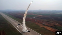 资料照片: 2024年4月20日朝鲜试射“碧玉-1-2”新型防空导弹