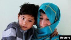 Murtaza Ahmadi, anak laki-laki Afghanistan berusia 7 tahun, yang mengidolakan Lionel Messi, bersama ibunya Shafiqa Ahmadi, 38 tahun, di rumah mereka di Kabul, Afghanistan (8/12).