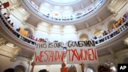 Manifestación dentro del capitolio de Austin, Texas, a favor del aborto. La Corte Suprema ha mantenido las restricciones.