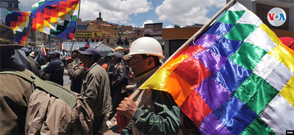 Ciudadanos marchan en la capital boliviana para pedir paz en el país.