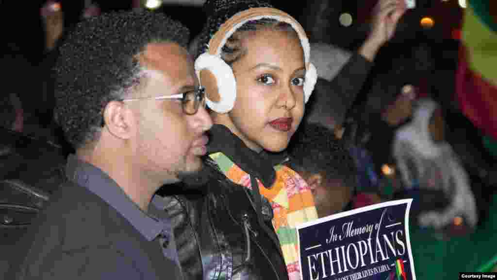 እሥላማዊ መንግሥት ነኝ በሚለው ፅንፈኛ የሽብር ቡድን ሊብያ ውስጥ ለተገደሉ መታሰቢያ በዋይት ሃውስ ደጅ የተዘጋጀ ሻማ የማብራት ሥነ-ሥርዓት