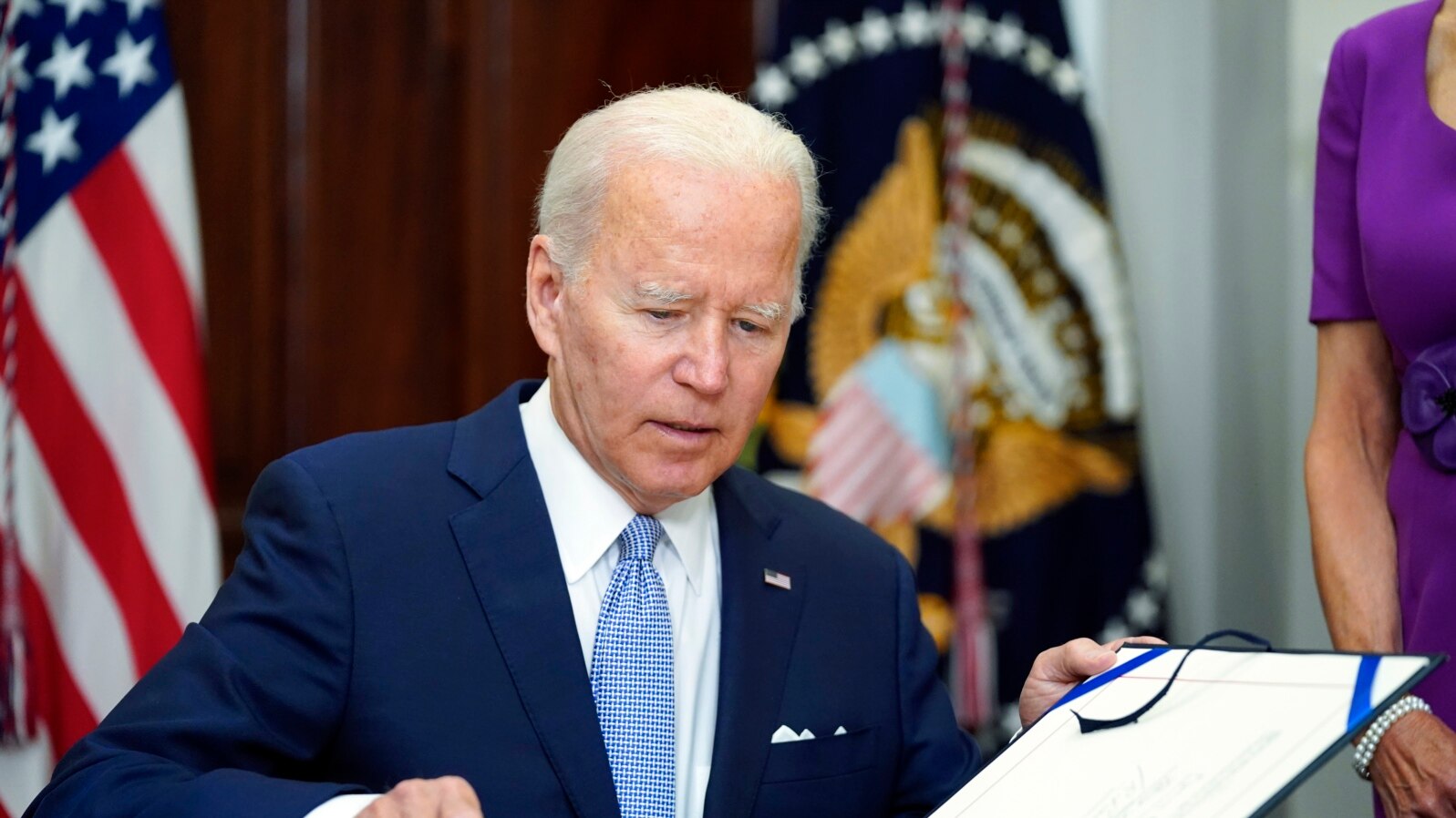 Presiden AS Joe Biden menandatangani rancangan undang-undang keamanan senjata di Ruang Roosevelt di Gedung Putih, Washington, pada 25 Juni 2022. (Foto: AP/Pablo Martinez Monsivais)