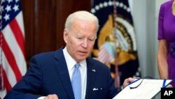 Presiden AS Joe Biden menandatangani rancangan undang-undang keamanan senjata di Ruang Roosevelt di Gedung Putih, Washington, pada 25 Juni 2022. (Foto: AP/Pablo Martinez Monsivais)