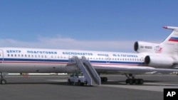 Un avion de reconnaissance Tupolev Tu-154 Open Skies de la Fédération de Russie sur la piste de la base aérienne d'Elmendorf à Anchorage, en Alaska, le jeudi 10 juin 2004, avant son départ pour deux survols du centre de l'Alaska. (Photo AP / Mark Farmer)