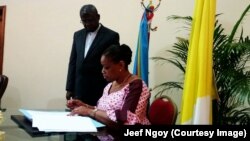 Eve Bazaiba, chef de file du Front pour le respect de la Constitution (FRC) et secrétaire général du Mouvement pour la libération du Congo (MLC) signe l'acord du 31 décembre 2016 au Centre interdiocésain à Kinshasa, DRC, 14 janvier 2917. Crédit: Jeef Ngoy