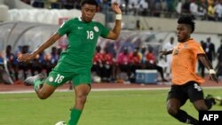 L'attaquant nigérian Alex Iwobi (G) se dispute la balle avec le milieu de terrain zambien Simon Silwimba lors du match de qualification de la Coupe du Monde 2018, Uyo, Nigeria, 7 octobre 2017.