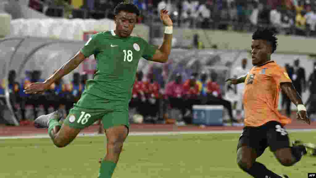 L&#39;attaquant nigérian Alex Iwobi lors du match de qualification entre le Nigeria et la Zambie dans la ville d&#39;Uyo, Nigeria, le 7 octobre 2017