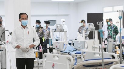 Tổng thống Indonesia Widodo tới thăm một bệnh viện chữa trị bệnh nhân COVID-19.