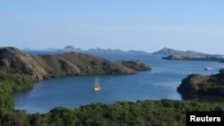 Sebuah perahu wisata terlihat di lepas pantai Pulau Rinca di Taman Nasional Komodo, tujuan wisata populer di Indonesia Timur 24 Mei 2016. (Foto: Antara via Reuters)