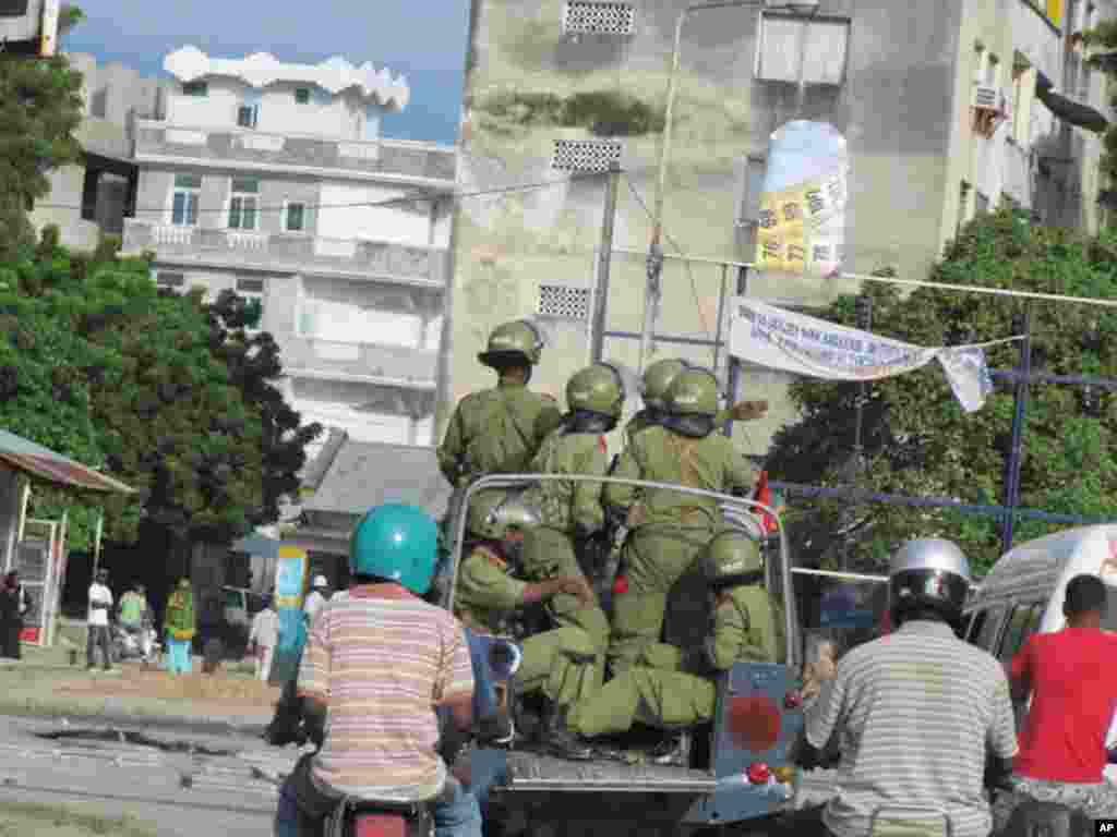 Polisi wa kupambana na ghasia wakipiga doria katikia mitaa ya Zanzibar kufuatia ghasia za Jumapili Mai 28 2011