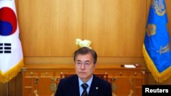 문재인 한국 대통령이 22일 청와대에서 로이터통신과 인터뷰 했다. 