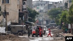 Izraelska vojska pretresa vozilo hitne pomoći na ulazu u izbeglički kamp Tulkarm na Zapadnoj obali (Foto: Marco LONGARI / AFP)