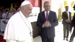 El primer ministro iraquí Mustafa Al-Kadhimi da la bienvenida al papa Francisco en el Aeropuerto Internacional de Bagdad para comenzar su histórica gira en Bagdad, Irak, el 5 de marzo de 2021.