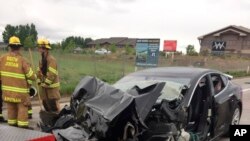 La foto cortesía del Departamento de Policía de South Jordan, Utah, mayo11, 2018 muestra un accidente de un Tesla Modelo S sedan con un camión del Departamento de Bomberos detenido en una luz roja. El Tesla no frenó.