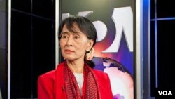 Aung San Suu Kyi at the Voice of America (A. Klein - VOA).