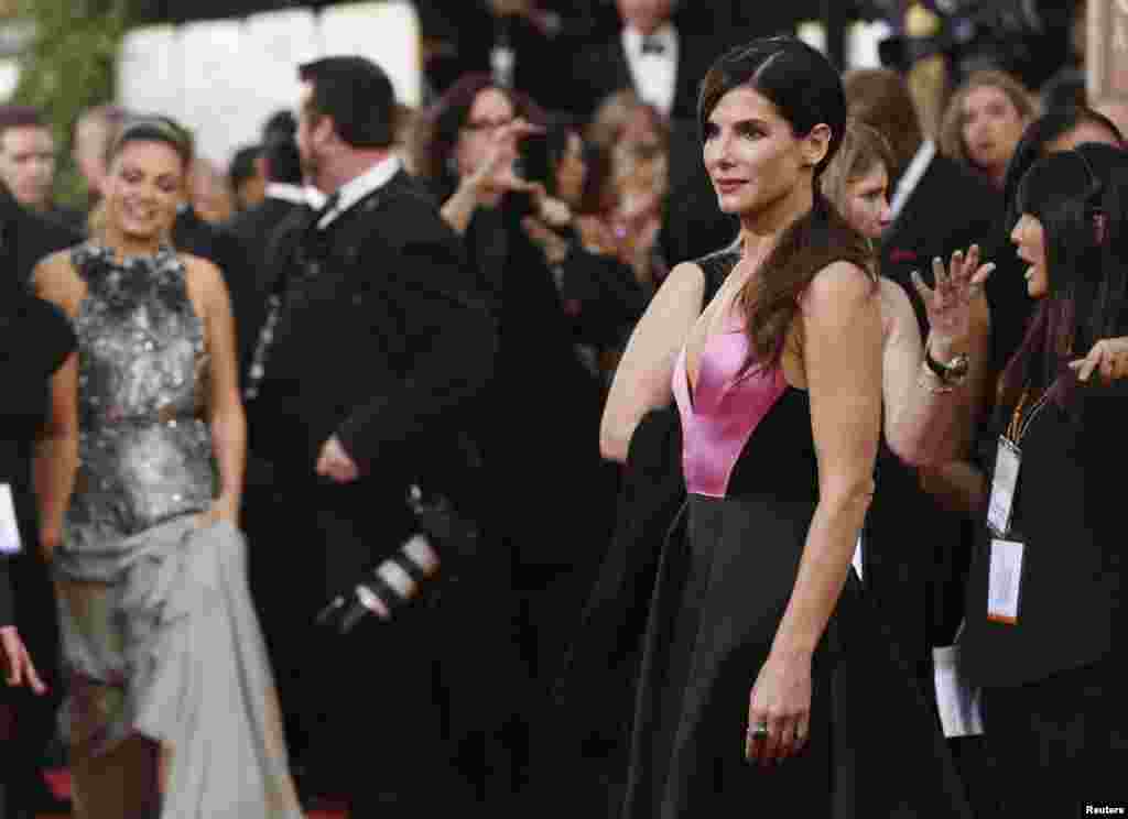 Actress Sandra Bullock from the film "Gravity" arrives at the 71st annual Golden Globe Awards in Beverly Hills, California, Jan. 12, 2014. 